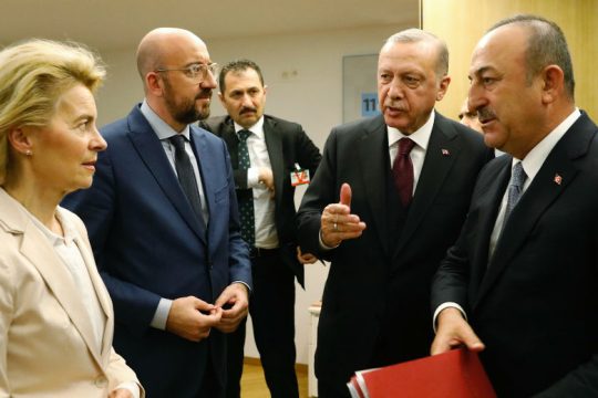 Επιμένουν στο πλαίσιο της συμφωνίας του ’16 για το προσφυγικό