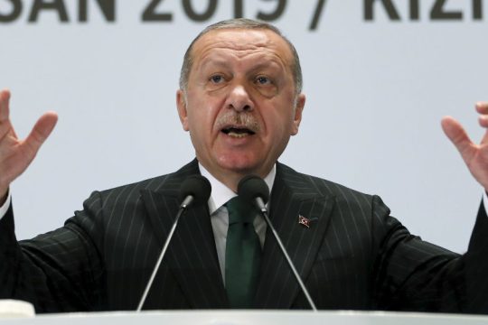 Μηνύει βουλευτή της αντιπολίτευσης επειδή επέκρινε την επιχείρηση στη Συρία