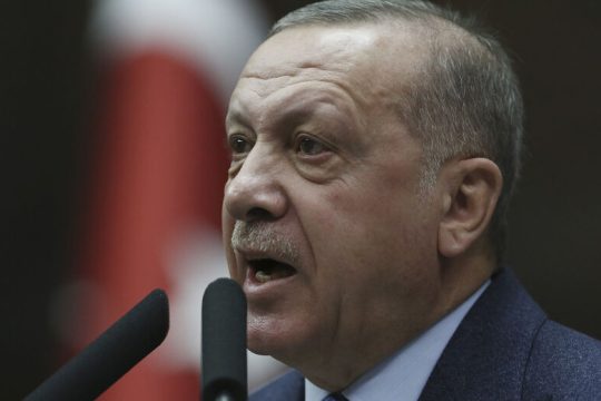Προκαλεί, απειλεί, μας λέει και ναζί
