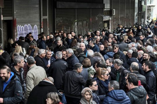 Τα βάρη πάλι σε μισθωτούς και συνταξιούχους