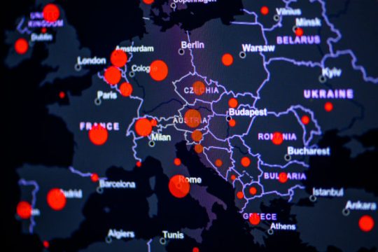 Covid-19: Αγγίζουν τα 400.000 τα κρούσματα στην Ευρώπη