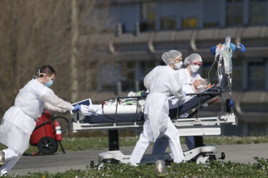 Ντόμινο απαγορεύσεων κυκλοφορίας εν μέσω διαρκούς αύξησης κρουσμάτων