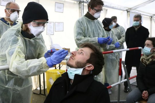 Η πανδημία καλπάζει ενώ εφαρμόζονται περιοριστικά μέτρα παντού
