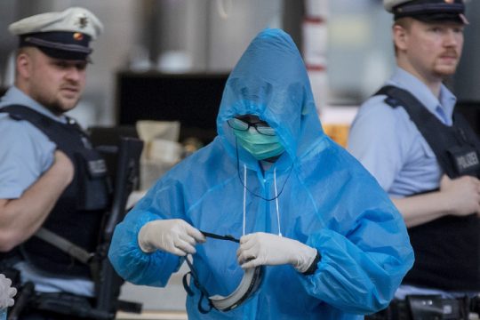 Πάνω από 700.000 τα επιβεβαιωμένα κρούσματα, ξεπέρασαν τους 33.500 οι νεκροί