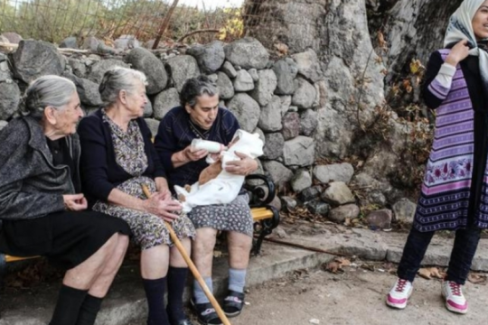 Με τις βάρκες ή με τα αεροπλανοφόρα;