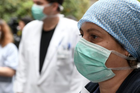 Γιατροί και νοσηλευτές, ήρωες στα χαλάσματα του ΕΣΥ