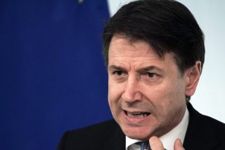 Η κυβέρνηση κλείνει όλα τα σχολεία και τα πανεπιστήμια