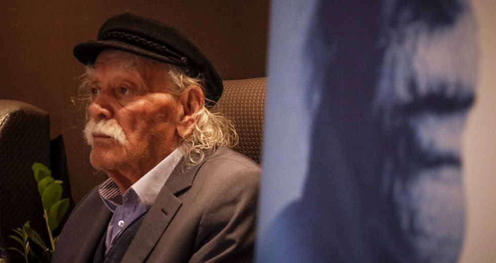 Ένα αντίο στον Μανώλη Γλέζο από τα μπαλκόνια μας