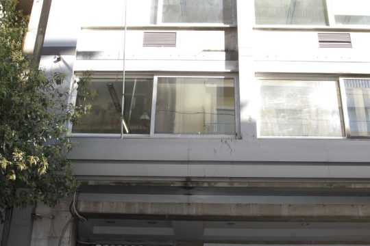Στηρίζει τα μέτρα, επισημαίνει τα προβλήματα