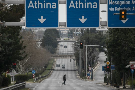 «Μένουμε σπίτι» με εξαιρέσεις – Αυστηροποιούν τα μέτρα και άλλες χώρες