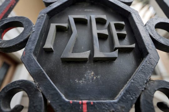 Ιδιοτελείς ή επικίνδυνα ανόητοι;