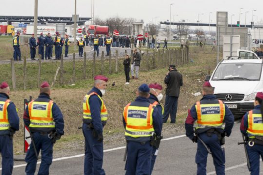 Εκατοντάδες χιλιάδες εργαζόμενοι εγκλωβισμένοι λόγω κλειστών συνόρων