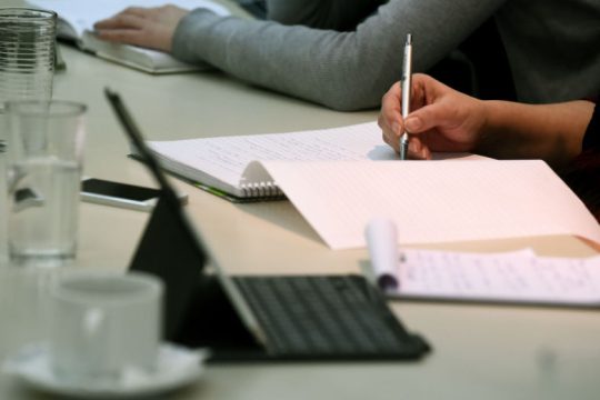 Άνοιξε η πλατφόρμα για την καταβολή των 800 ευρώ