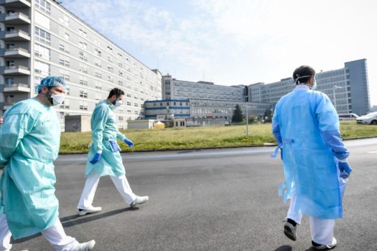 Κατέληξε Ιταλός γιατρός που προειδοποιούσε για ελλείψεις