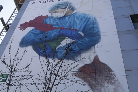 Συγκρατημένη αισιοδοξία για τη μικρή μείωση στον ρυθμό εξάπλωσης του ιού