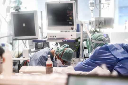 Το ιταλικό δράμα αποτυπώνεται στο νοσοκομείο του Μπέργκαμο