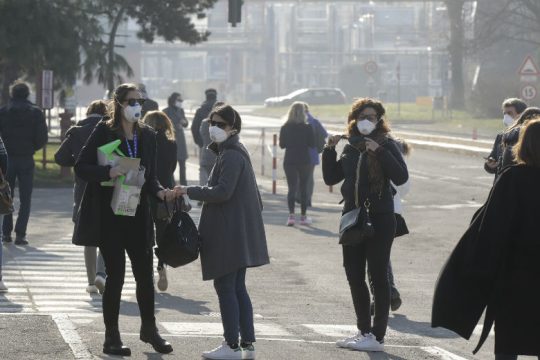 Περιφερειάρχες προς Κόντε: Κλείστε εταιρείες και γραφεία