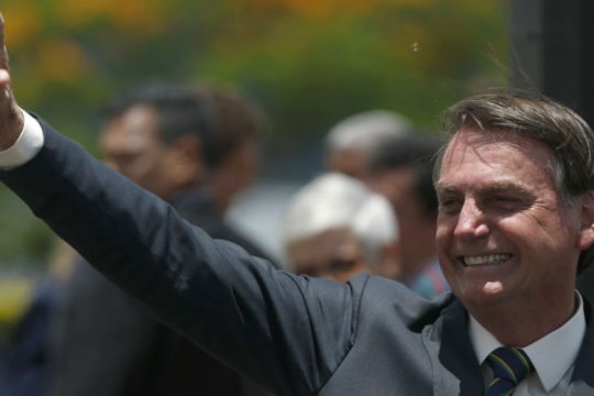 Τον χαβά του ο Μπολσονάρο, συγκεντρώνει πλήθη στη Μπραζίλια