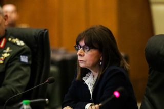 Τηλεσυνομιλία της Προέδρου με γυναίκα ανθυπολοχαγό
