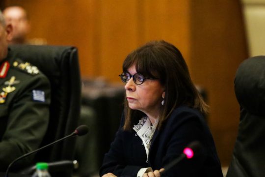 Τηλεσυνομιλία της Προέδρου με γυναίκα ανθυπολοχαγό