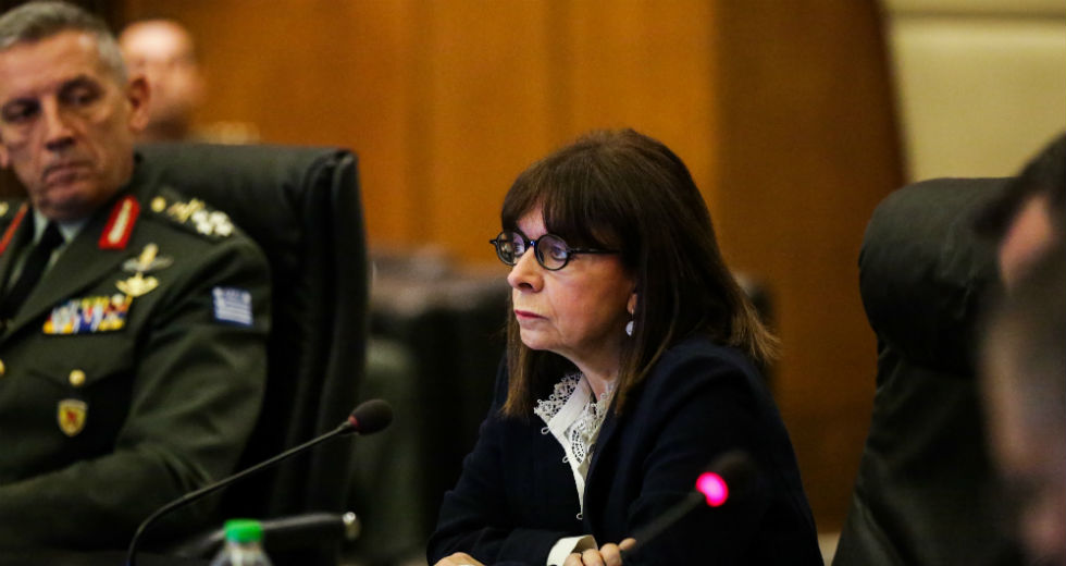 Τηλεσυνομιλία της Προέδρου με γυναίκα ανθυπολοχαγό