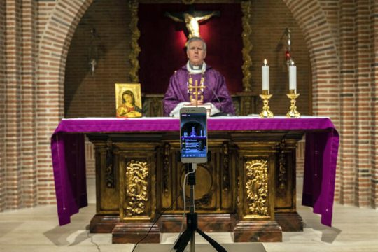 Χειροκρότημα ευγνωμοσύνης για τους γιατρούς και τους νοσηλευτές