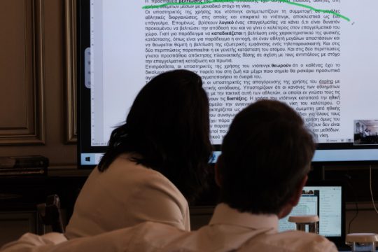 Επικοινωνιακά και υποκριτικά σχέδια του ΥΠΑΙΘ για εκπαίδευση εξ αποστάσεως
