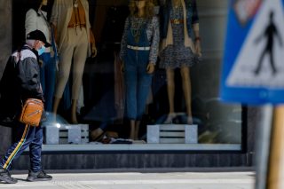 Ως ανέργους αντιμετωπίζει η κυβέρνηση τους μισθωτούς των επιχειρήσεων που αναστέλλουν τη λειτουργία τους