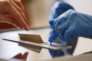 «Πόλεμος» Μακρόν στον ιό και μετάθεση των δημοτικών εκλογών