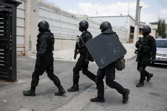 Πολιτική της «ανοσίας της αγέλης» για φυλακές και «δομές»