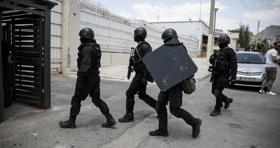 Πολιτική της «ανοσίας της αγέλης» για φυλακές και «δομές»