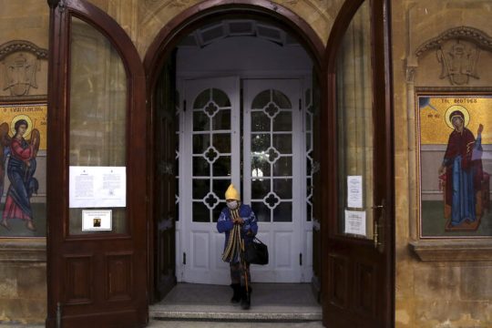 Επιμένει στην τέλεση λειτουργιών η Εκκλησία της Κρήτης