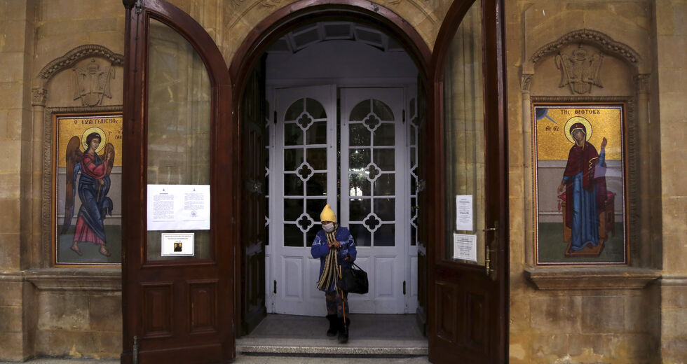 Επιμένει στην τέλεση λειτουργιών η Εκκλησία της Κρήτης