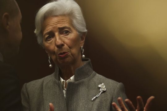 «Εμβόλια» φτηνού χρήματος υπόσχεται η ΕΚΤ