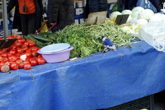 Στη λαϊκή αγορά με το γάντι…