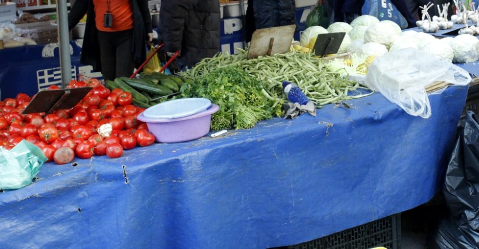 Στη λαϊκή αγορά με το γάντι…