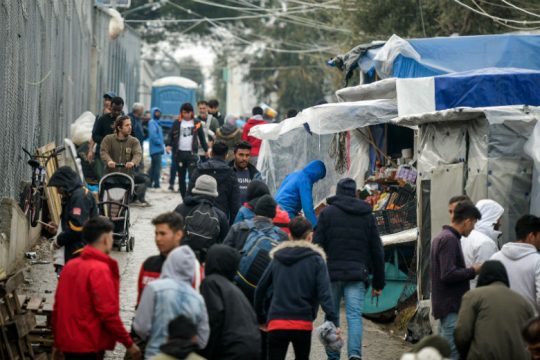 Κρούουν τον κώδωνα κινδύνου για τους εγκλωβισμένους στα νησιά