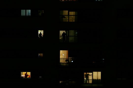 Ένα χειροκρότημα από το μπαλκόνι για τους γιατρούς που βρίσκονται στην πρώτη γραμμή [Βίντεο]