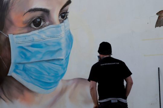 Μεγαλώνει η λίστα των θυμάτων, αναζητούνται λύσεις για την οικονομία