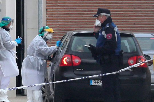 Η Ευρώπη μετράει θύματα, η πανδημία δοκιμάζει συστήματα υγείας και οικονομία