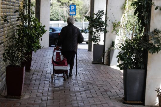 Έλεγχοι εισόδου στα σούπερ μάρκετ, 1 άτομο κάθε 10 τ.μ.