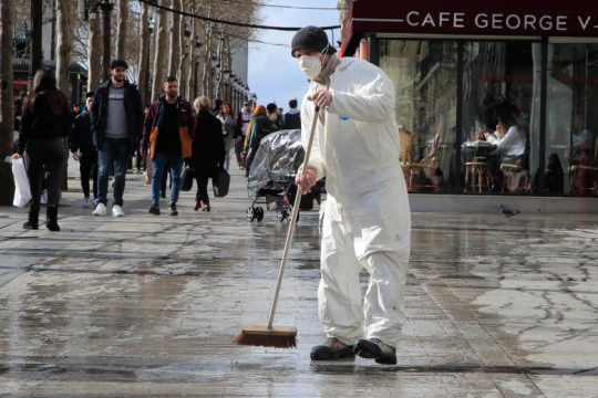 Κλειστές πόλεις και φόβος σε έναν πλανήτη που νοσεί