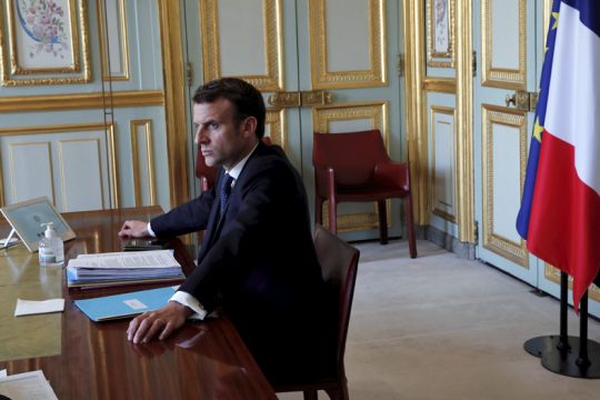 Οι θάνατοι αυξάνονται, ο Μακρόν καταρρέει