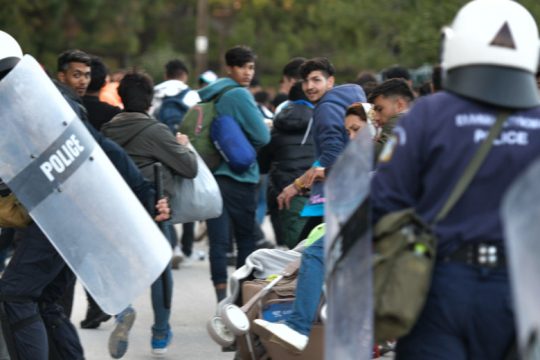 «Λιμενικοί και αστυνομικοί τρομοκρατούν φωτορεπόρτερ για το προσφυγικό»