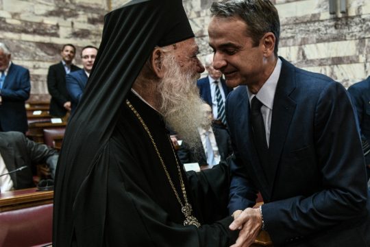 Πινγκ πονγκ Ιερώνυμου-Μητσοτάκη για τις εκκλησίες