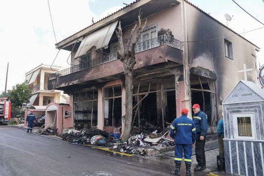 Κανακεύοντας το φίδι