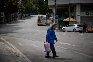 Ανθρωποι, μάσκες και κατσαρίδες