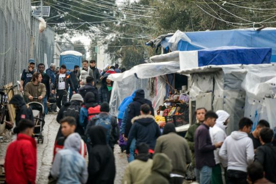 Επιμένουν ν’ αγνοούν τις διεθνείς εκκλήσεις για την προστασία των προσφύγων από κορονοϊό