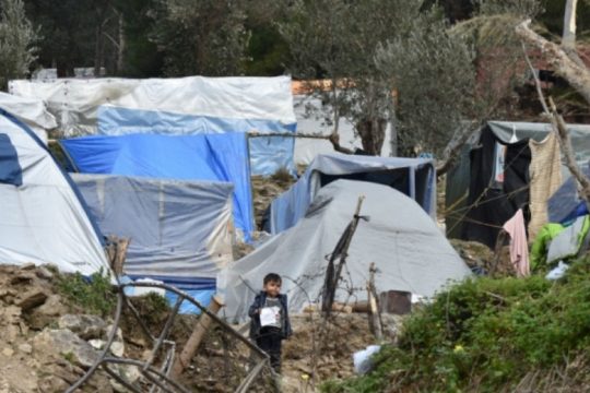 ΓΧΣ: Πιο επιτακτική από ποτέ η ανάγκη για εκκένωση των άθλιων καταυλισμών 