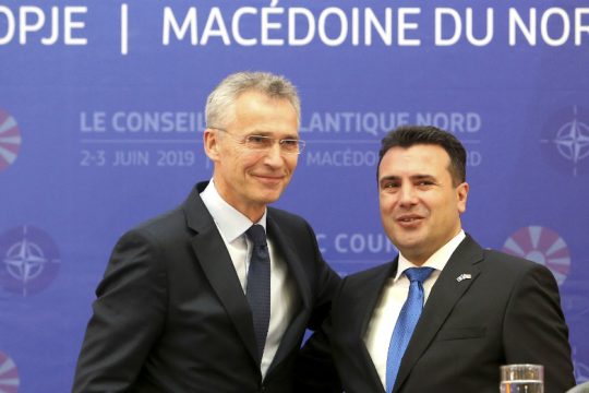 ΣΥΡΙΖΑ κατά Ν.Δ. μετά την ένταξη της Β. Μακεδονίας στο ΝΑΤΟ